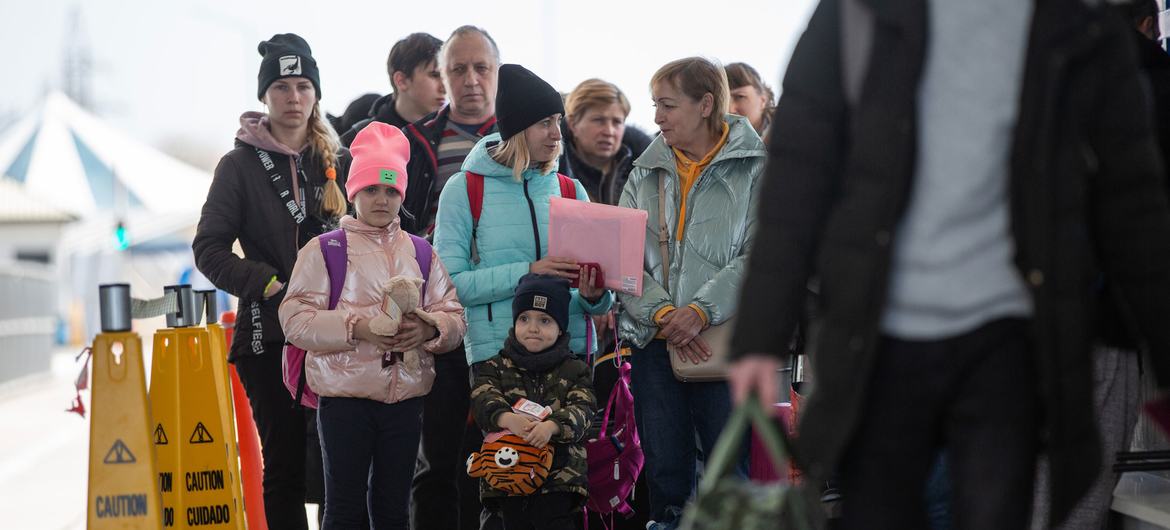 Au poste frontière entre l'Ukraine et la Moldavie à Palanca, des réfugiés font la queue.