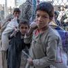 من الأرشيف: أطفال يعملون في نقل متعلقات الركاب على الحدود الباكستانية الأفغانية في قندهار.
