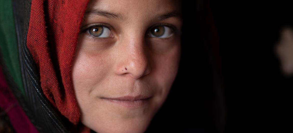 在阿富汗赫拉特，为境内流离失所儿童设立的儿童友好空间里的一个年轻女孩。