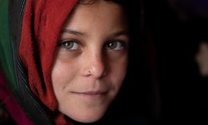 Une jeune fille dans un espace pour enfants déplacés à Hérat, en Afghanistan.