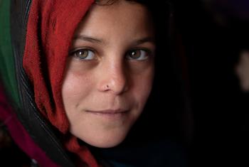 अफ़ग़ानिस्तान के हेरात में देश की सीमाओं के भीतर विस्थापित बच्चों के शिविर में एक लड़की.