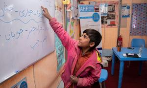 Um menino em sua sala de aula em Herat, no Afeganistão