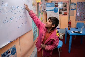 Um menino em sua sala de aula em Herat, no Afeganistão