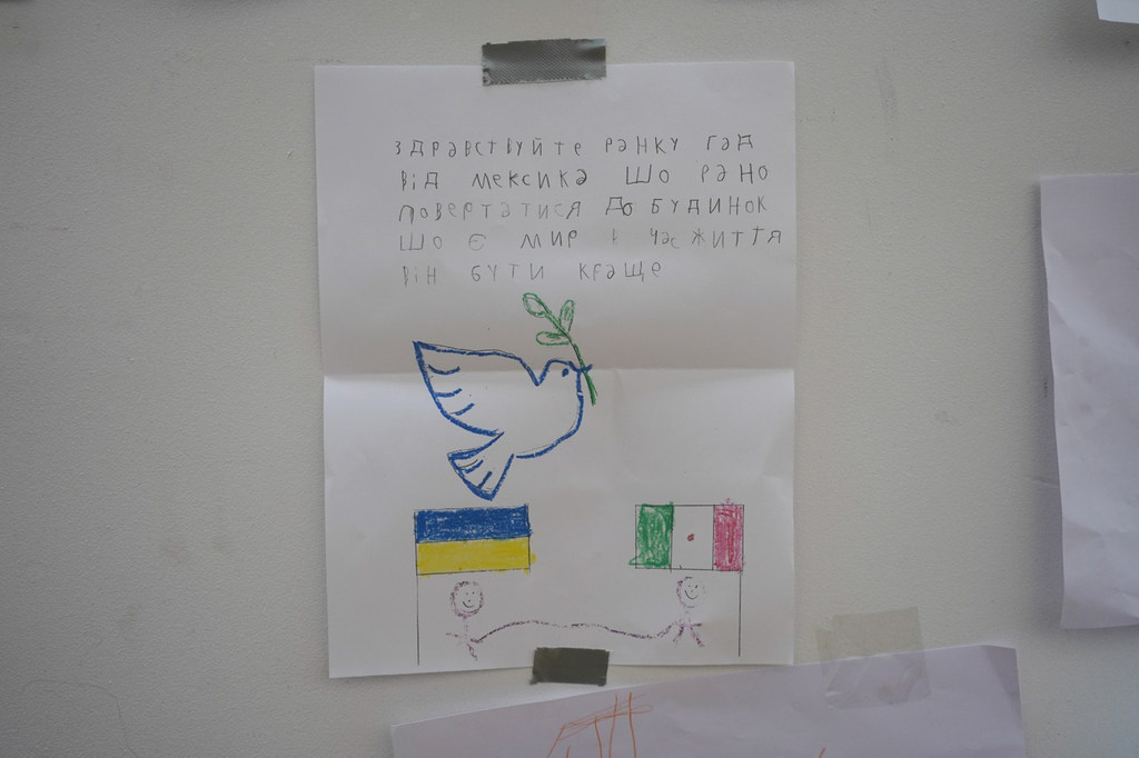 Los dibujos muestran las esperanzas de los niños, así como los mensajes de solidaridad de otros niños de todo el mundo.