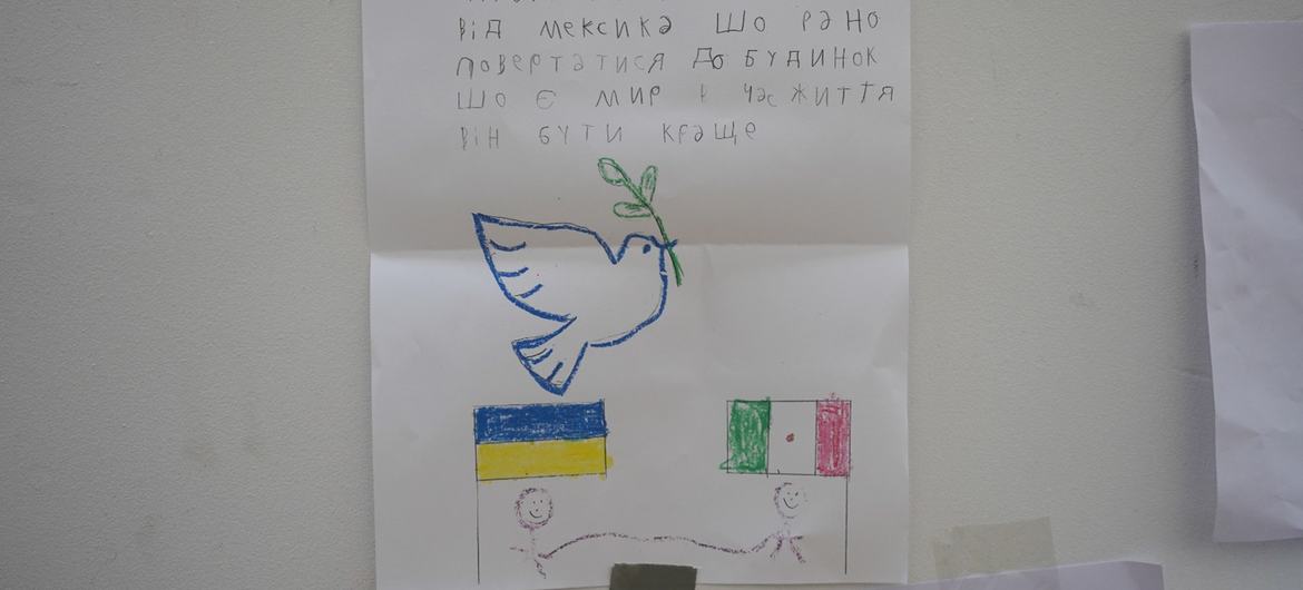 Des dessins montrent les espoirs des enfants ainsi que des messages de solidarité d'autres enfants du monde entier.  .