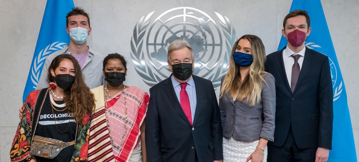 Paloma Costa (a primeira à esquerda) com o secretário-geral da ONU e o Grupo Consultivo de Jovens sobre Mudança Climática