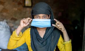 Une femme porte un masque facial au Rajasthan, en Inde.