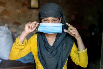 भारत के राजस्थान प्रदेश में एक महिला मास्क पहनते हुए.