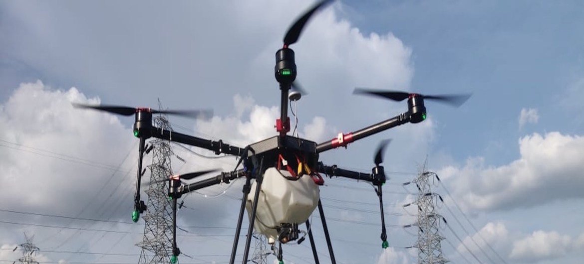 Des drones pulvérisent un désinfectant à Tamil Nadu, en Inde