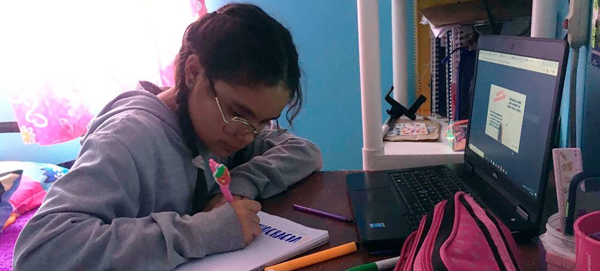 Lupita Heras, de 13 años, originaria de Pachuca, Hidalgo en México, cursa el primer año de secundaria y participa en su clase en línea.  