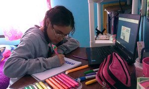 Lupita Heras, de 13 años, originaria de Pachuca, Hidalgo en México, cursa el primer año de secundaria y participa en su clase en línea.  