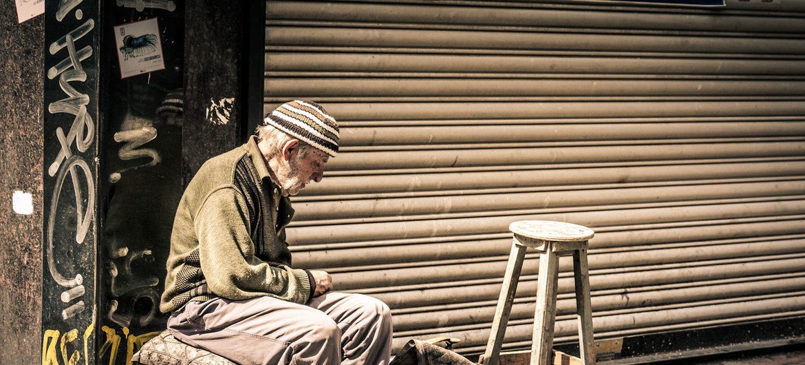 Un hombre de edad limpia zapatos en Turquía para mantenerse.