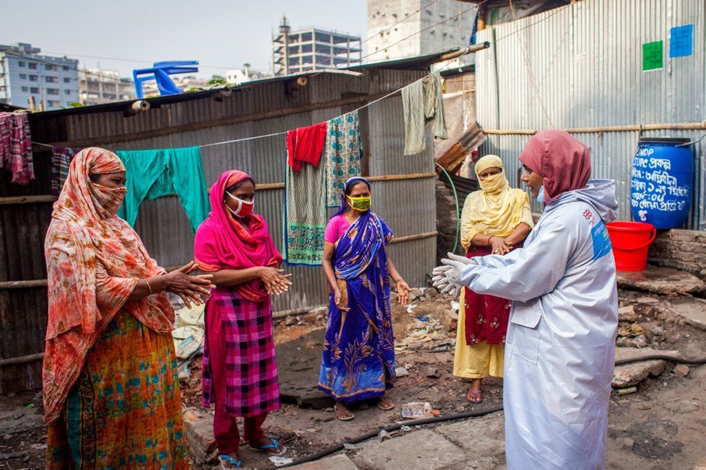 Trabajadores comunitarios promoviendo la concienciación sobre la prevención del coronavirus y distribuyendo kits de higiene entre los hogares pobres de Bangladesh.