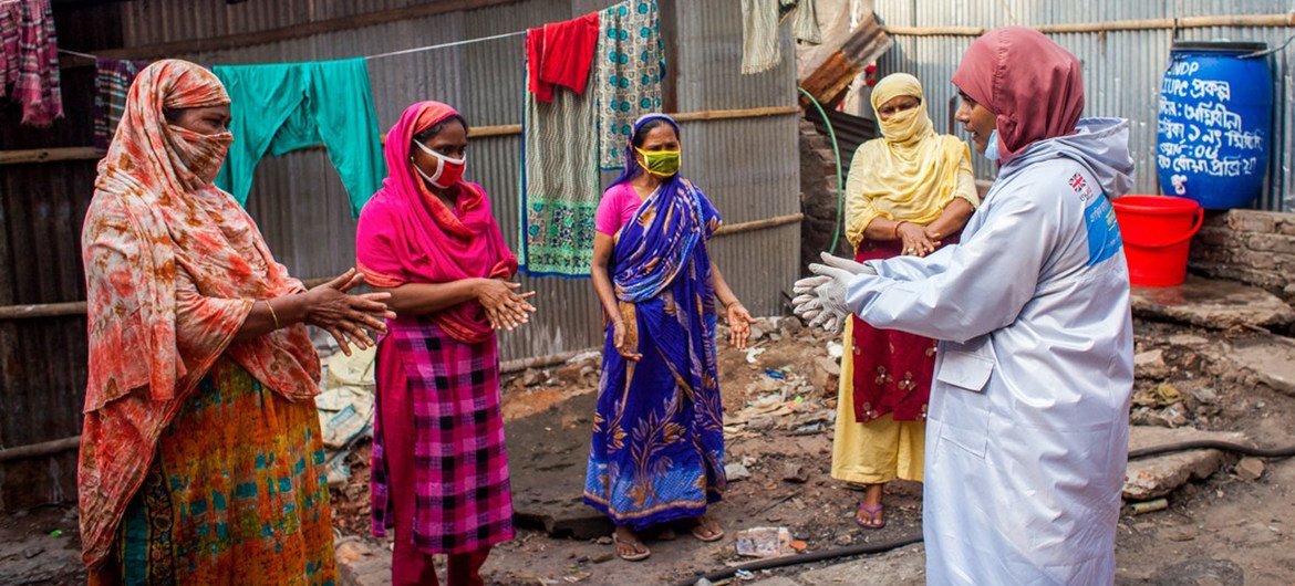 Wafanyakazi wa kijamii wanaowezeshwa na Umoja wa Mataifa, wakihamasisha umma kuhusu mbinu za kujikinga na COVID-19 na kusambaza vifaa vya kujisafi miongoni mwa kaya maskini nchini Bangladesh.