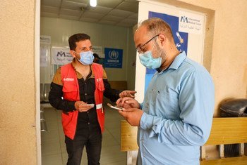 يقوم سميح بالتواصل مع اللاجئين من أجل توعيتهم وتشجيعهم من أجل الحصول على اللقاح