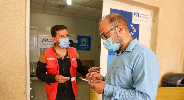 难民志愿者帮助进行疫苗接种