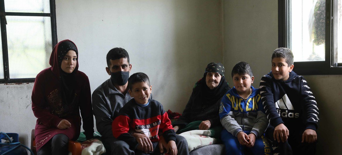 اللاجئة السورية أمينة، تجتمع أخيرا مع أسرتها بعد تلقيها لقاح كوفيد-19. ثلاثة أجيال من اللاجئين السوريين في لبنان يواجهون جائحة كوفيد مع بعضهم البعض.