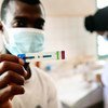 Un homme se fait dépister pour le VIH dans un centre de santé à Odienné, en Côte d'Ivoire.