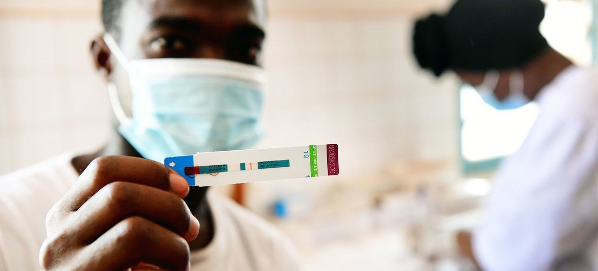 Homem sendo testado em centro de centro de saúde na Côte d’Ivoire. Disponibilidade de testes permitiu baixar número de novas infeções