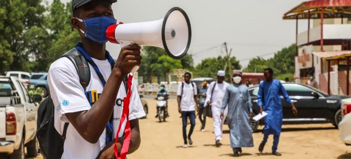 Uma campanha de conscientização pública da pandemia de Covid-19  na capital do Chade, N’Djamena