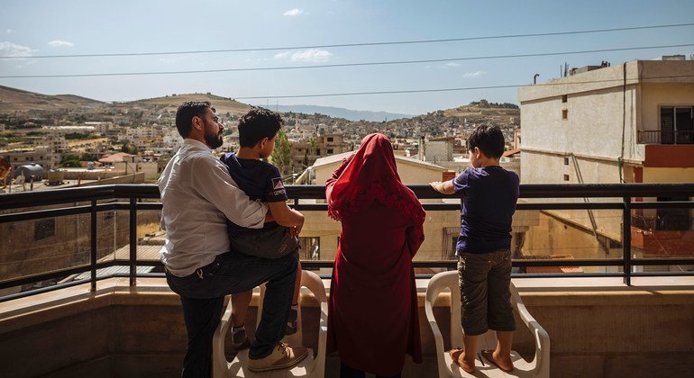  Uma família síria fica na varanda de sua casa no vale de Bekaa, no Líbano, dias antes de ser reassentada na França.
