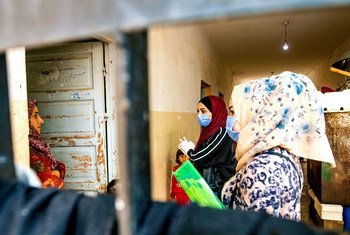 Voluntarios respaldados por UNICEF hablan con una familia sobre las medidas preventivas para detener la propagación de COVID-19 en Hassakeh, Siria.