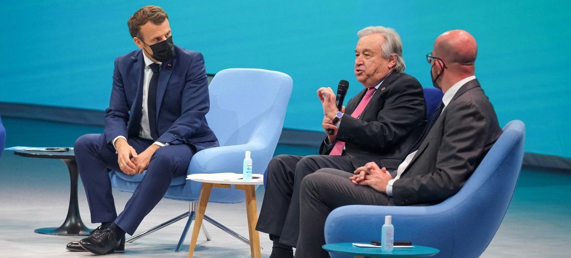 Le Secrétaire général de l'ONU, António Guterres (au centre) à l'ouverture du Forum Génération Egalité à Paris.