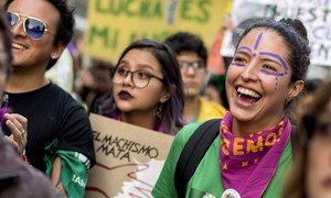 厄瓜多尔的人们在争取女权的示威活动中进行抗议游行。