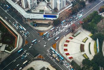 تقاطع طريق مزدحم في شنتشن، الصين.