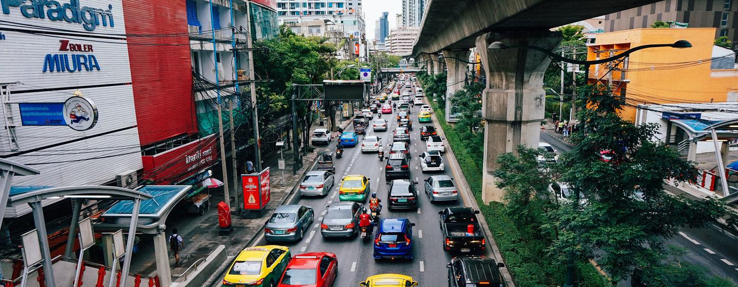 Selon l'Organisation mondiale de la santé, les routes thaïlandaises sont les plus meurtrières de l'Asie du Sud-Est, avec le neuvième taux de mortalité routière le plus élevé au monde.