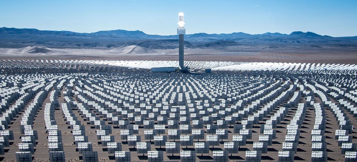 Dunas de media luna de energía solar en Nevada, California.
