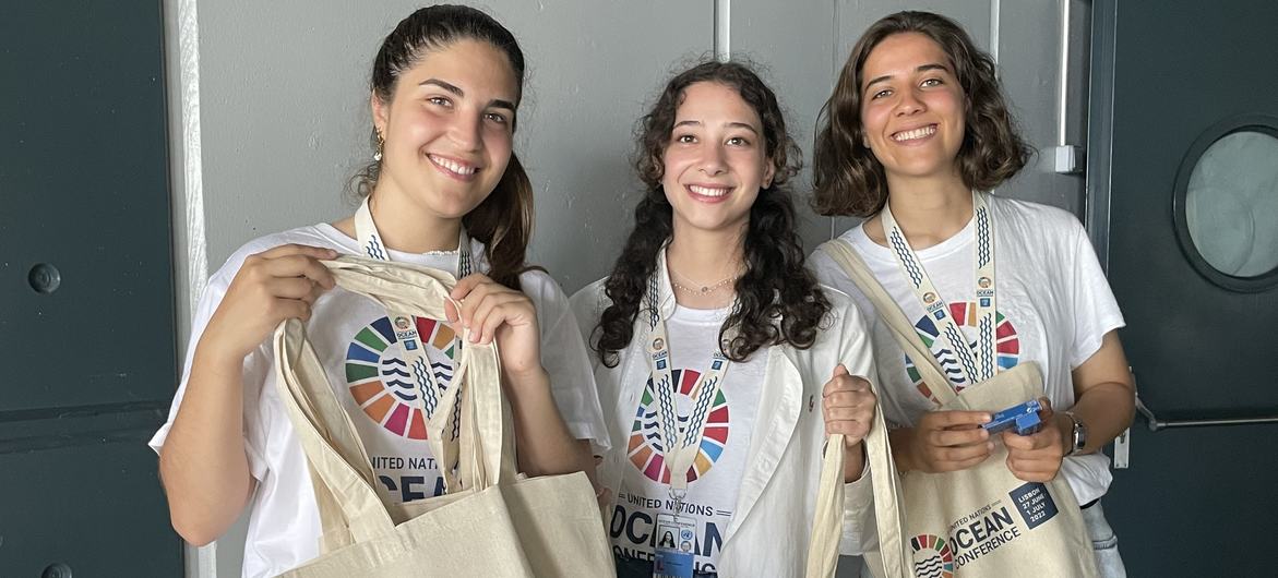 De jeunes volontaires à la Conférence sur les océans à Lisbonne.