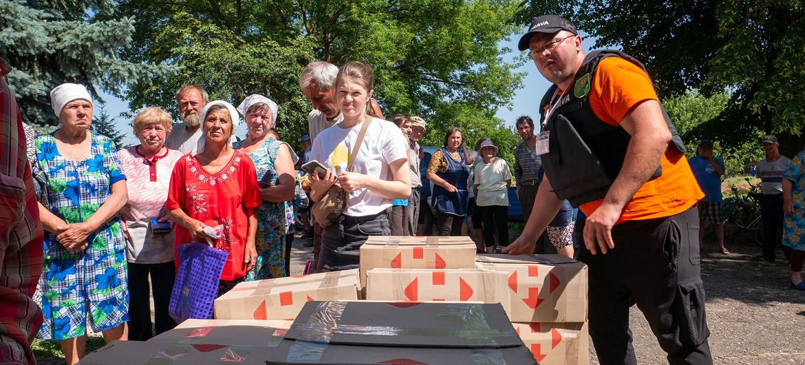 यूक्रेन के ख़ारकीव में युद्ध प्रभावित लोगों को विश्व खाद्य कार्यक्रम की तरफ़ से खाद्य पैकेट बाँटे जाते हुए.