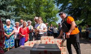 世界粮食计划署与乌克兰红十字会合作，将⁩食品包裹分发给哈尔科夫市受战争影响的人们。