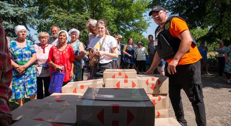 WFP⁩ food parcels are distributed to war-affected people in Kharkiv Oblast in collaboration with the Ukrainian Red Cross.