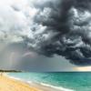 一场风暴在西班牙巴塞罗那的海滩上空酝酿。