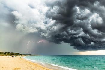 一场风暴在西班牙巴塞罗那的海滩上空酝酿。