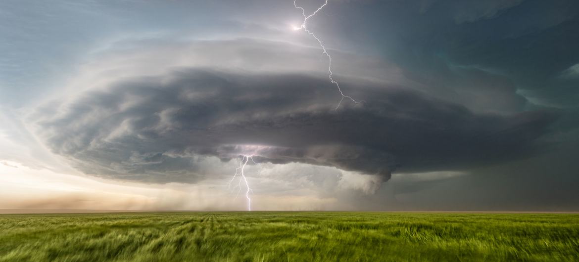 Muchos de los impactos del cambio climático se experimentan a través de eventos relacionados con el agua, incluida la intensificación de las tormentas.