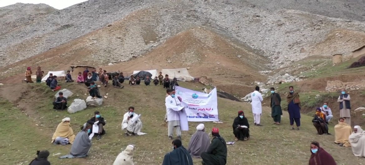 نشر المعلومات حول جائحة كوفيد-19 في بعض المناطق النائية في أفغانستان.