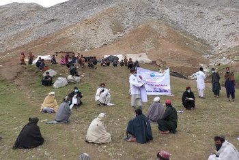 نشر المعلومات حول جائحة كوفيد-19 في بعض المناطق النائية في أفغانستان.