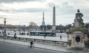疫情之下的巴黎街道，行人游客稀少。