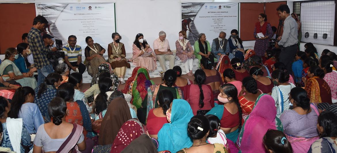 भारत में संयुक्त राष्ट्र के रैज़िडेण्ट कोऑर्डिनेटर, शॉम्बी शार्प,  गुजरात में 'प्रोजेक्ट सूर्य' के सौर उपकरण केन्द्र में प्रशिक्षण प्राप्त कर रही महिलाओं के साथ बातचीत करते हुए.