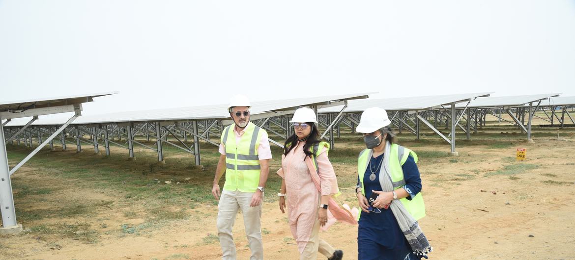भारत में संयुक्त राष्ट्र के रैज़िडेण्ट कोऑर्डिनेटर, शॉम्बी शार्प ‘सूर्य परियोजना’ का मुआयना करते हुए.