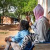 سمراويت، لاجئة إريترية، تمشط شعر صديقتها في مركز لمفزضية اللاجئين في رواندا.