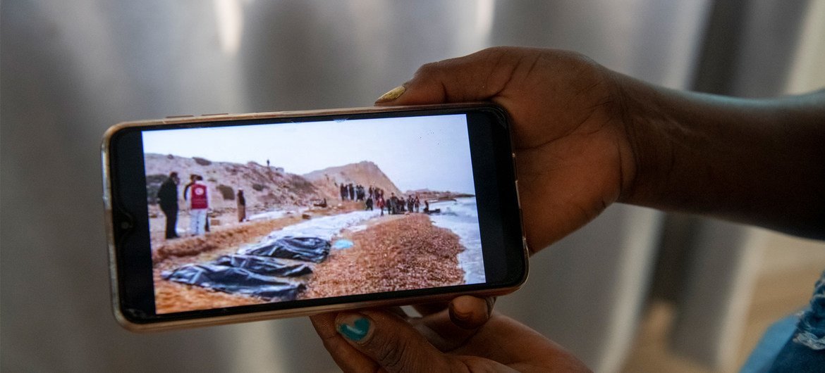 萨姆拉维特用手机播放利比亚海岸的视频。