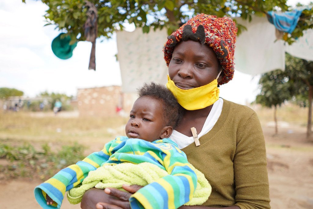 في هراري، بزيمبابوي، تعتمد أم لثلاثة أطفال (تعيل أسرتها بمفردها) على المساعدة الغذائية من برنامج الأغذية العالمي خلال جائحة كوفيد-19. 