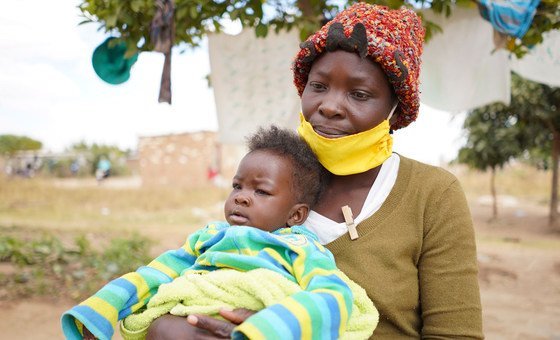 Em Harare, Zimbabué, mãe solteira depende da ajuda das agências da ONU para se alimentar e ao seu filho durante a pandemia