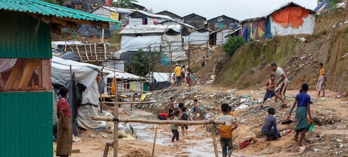 Des réfugiés rohingyas qui ont quitté leurs abris à cause des inondations reviennent pour récupérer leurs biens.