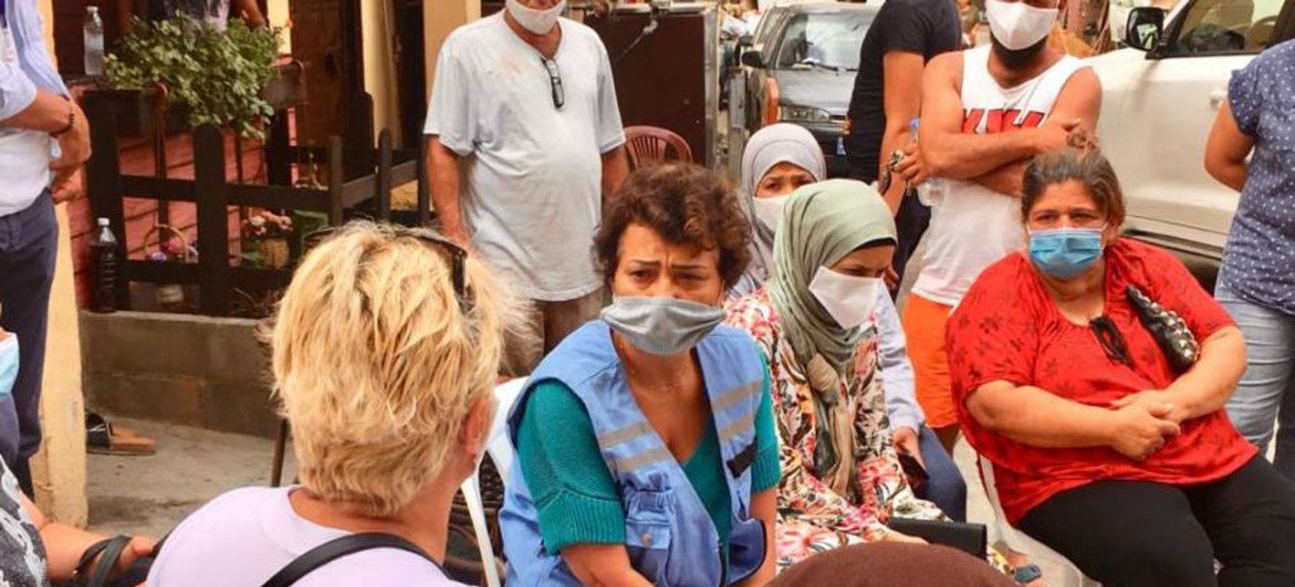 लेबनान में यूएन रैज़िडैण्ट कोऑर्डिनेटर नजत रोश्दी (केन्द्र में बैठी हुईं), बेरूत बन्दरगाह विस्फोट में तबाह हुई एक बस्ती में महिलाओं के साथ बातचीत करते हुए.
