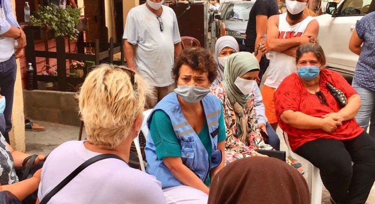 المنسقة الأممية، نجاة رشدي (في الوسط) تلتقي بالنساء في الكرنتينا، أحد الأحياء التي تضررت من انفجار مرفأ بيروت. (الأرشيف)